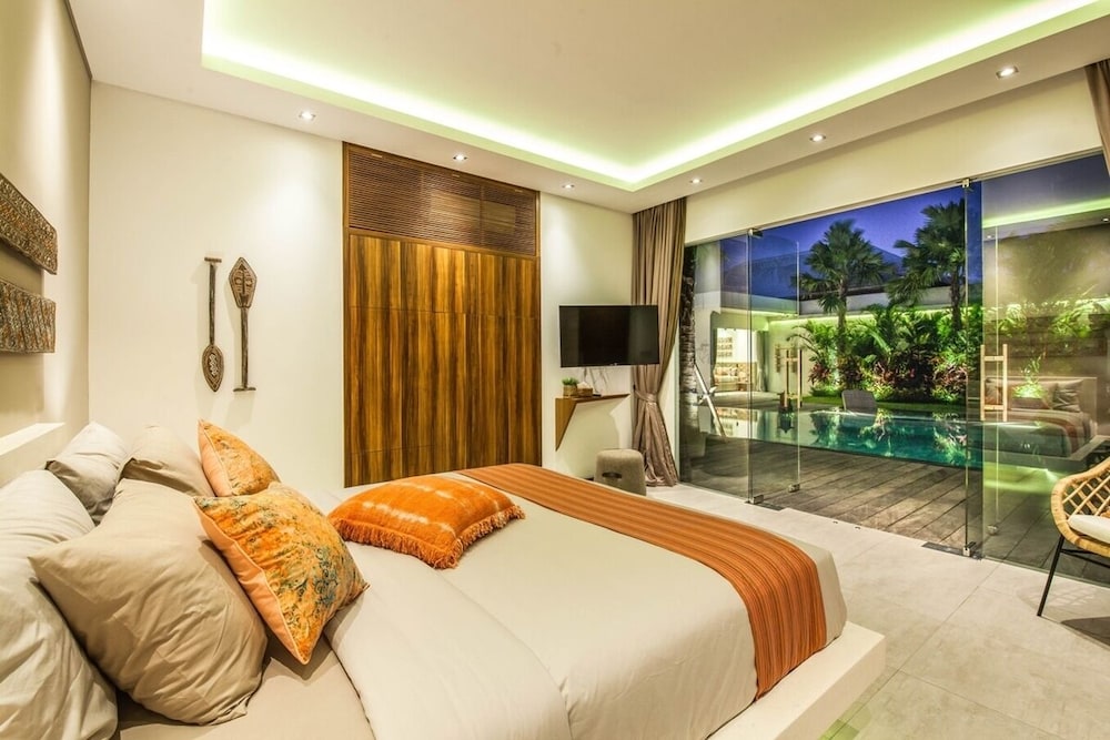 Splendid 6BR Villa, Just 400m to the Shoreline