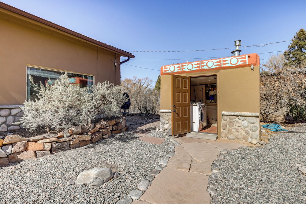 Artsy Studio w/ Patio: 25 Mi to Santa Fe