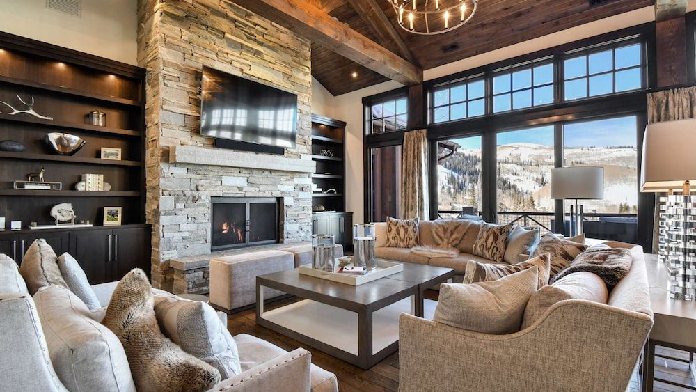 Silver Sun by Avantstay Ski-in Ski-out w Hot Tub