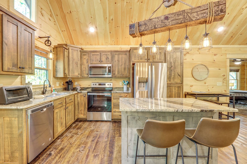 Ellijay Mountain Cabin w/ Hot Tub & Spacious Deck