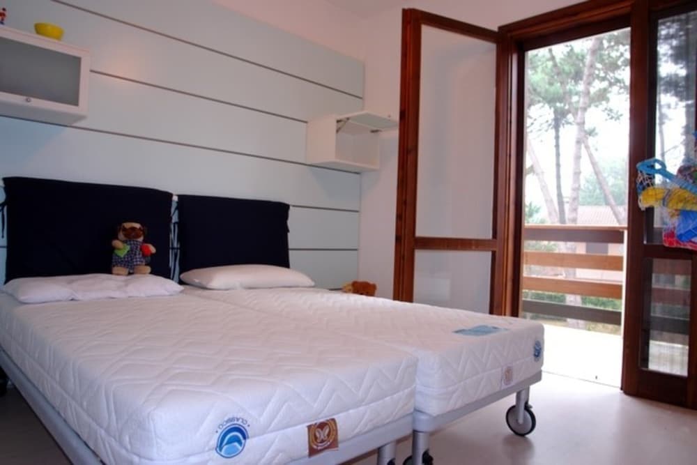 Excellently Equipped row House With Fenced Garden for 8 in Lignano Pineta
