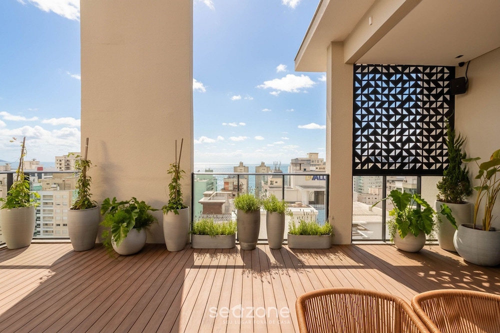 Your Exclusive Stay Just Steps From the sea in Meia Praia - FFS II