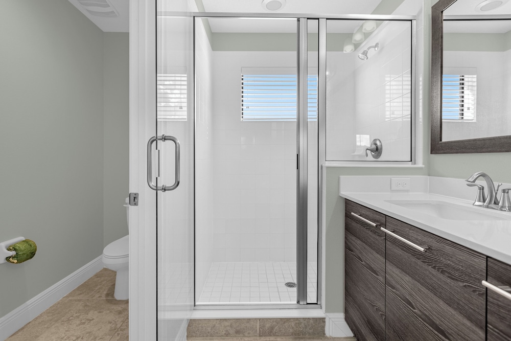 Near Disney & Legoland: Spacious Poolside Oasis!