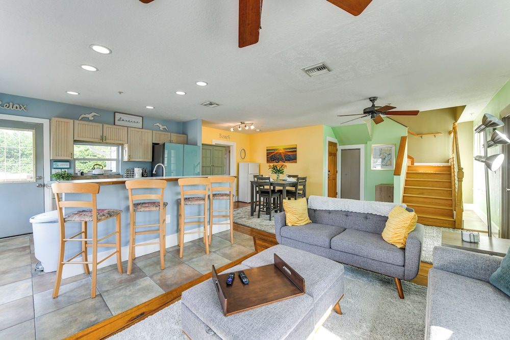 Manatee River Views: Palmetto Paradise w/ Fire Pit
