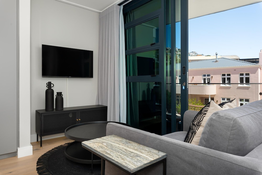 Central Secure Modern Studio w Views Bantry Pad