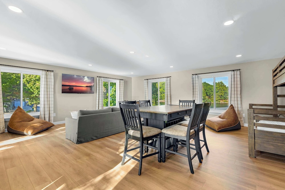 Panoramic Paradise - Lakefront Home for 15