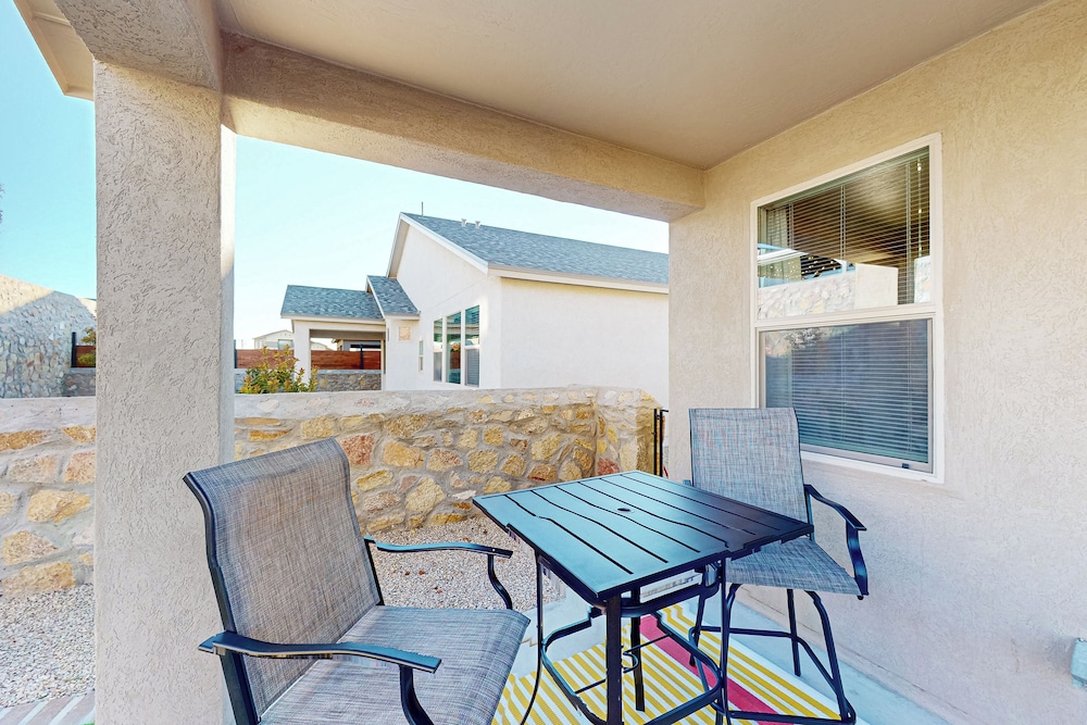 4BR w/ Private Yard, Outdoor Games, Grill, & W & D