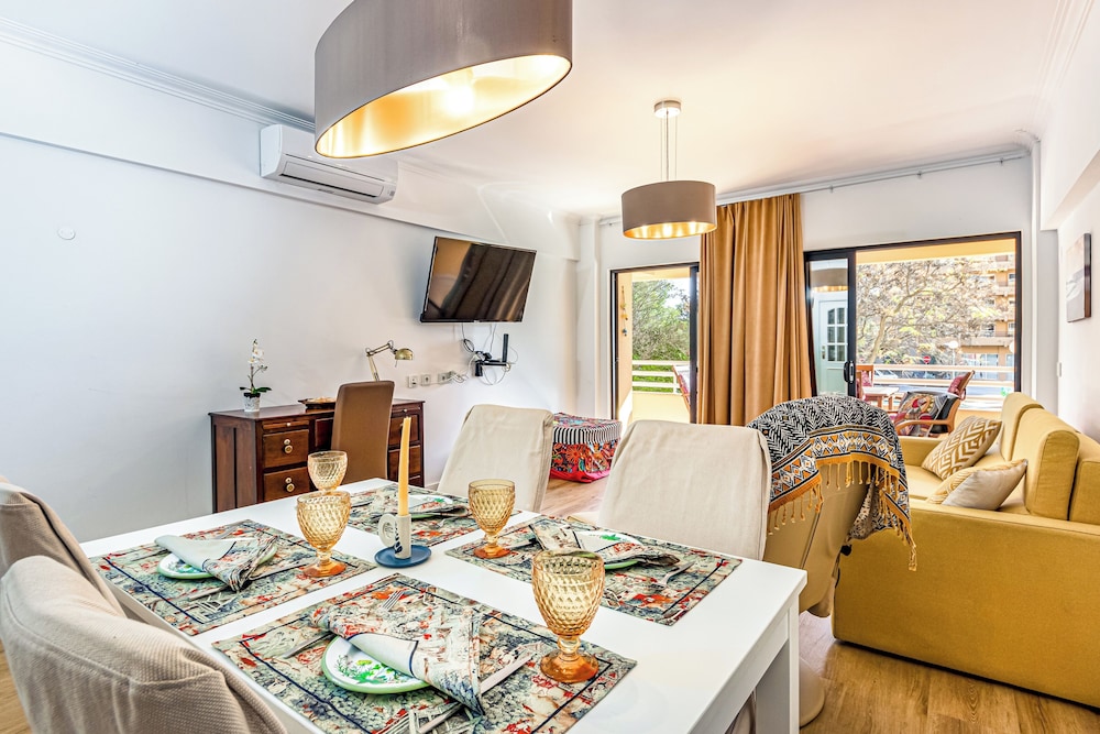 2 Bed-sleeps 4-vilamoura Beach-pool-spa-balcony