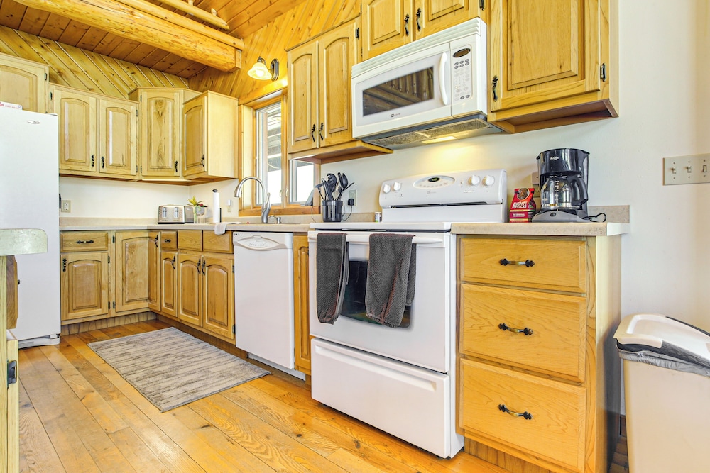 Log Home w/ Deck & Sunset Views: 19 Mi to Oconto!