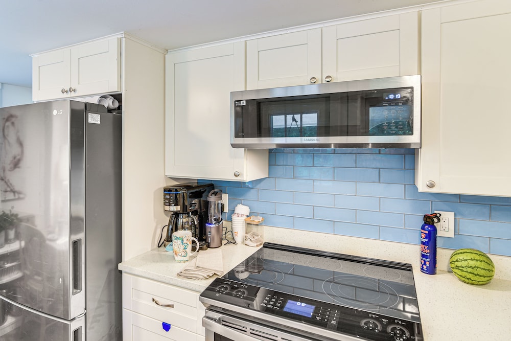 Private Heated Pool: Family Cottage in Plymouth!