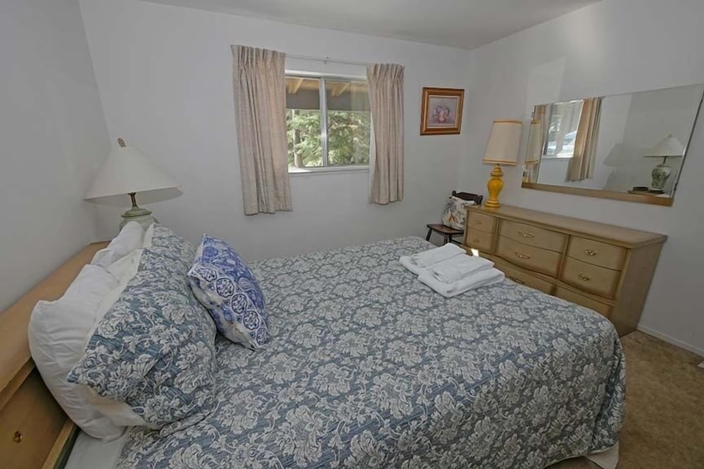 Lake Tahoe Vacations - 1629 Pioneer Trail 4 Bedroom Home by RedAwning - Property Image 2