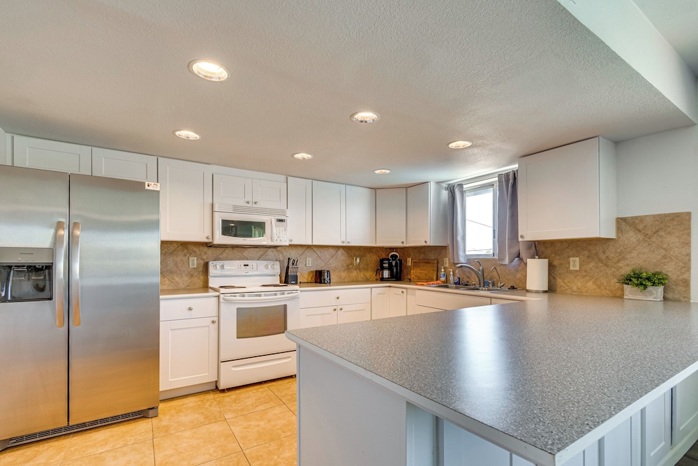 2 Mi to Lake Havasu: Pet-friendly Home