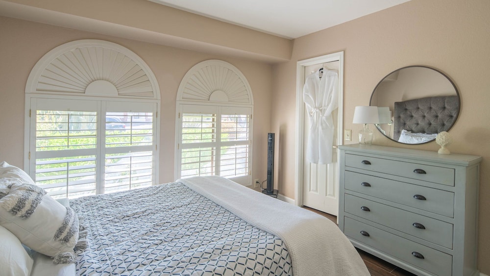 Scottsdale Gem W/pool in Private and Serene Yard!