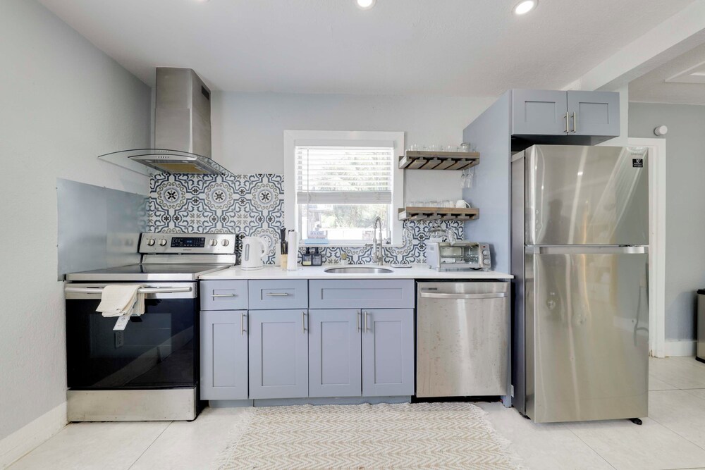 Patio & Heated Swim Spa Access: Home in Hollywood