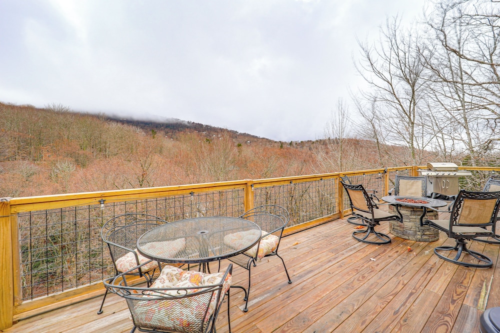 Home w/ Hot Tub & Views: 2 Mi to Beech Mtn Ski