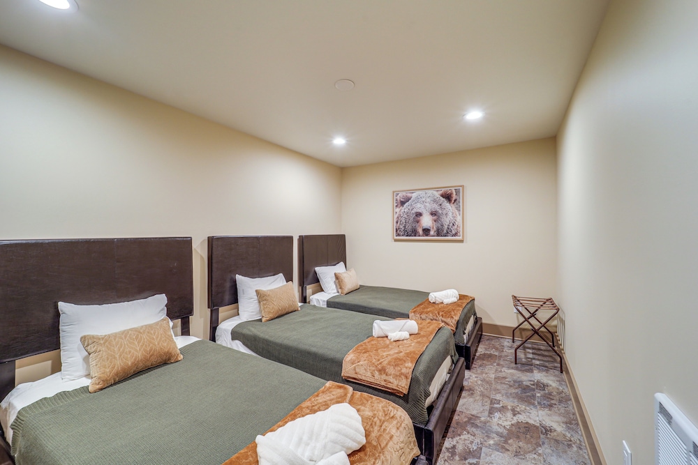 2 Mi to Beech Mtn Resort! 8,000-sq-ft Luxe Escape
