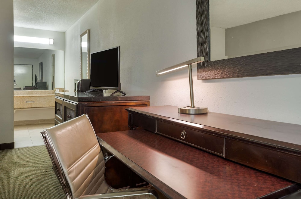 Lumberton Vacations - Rodeway Inn - Property Image 32