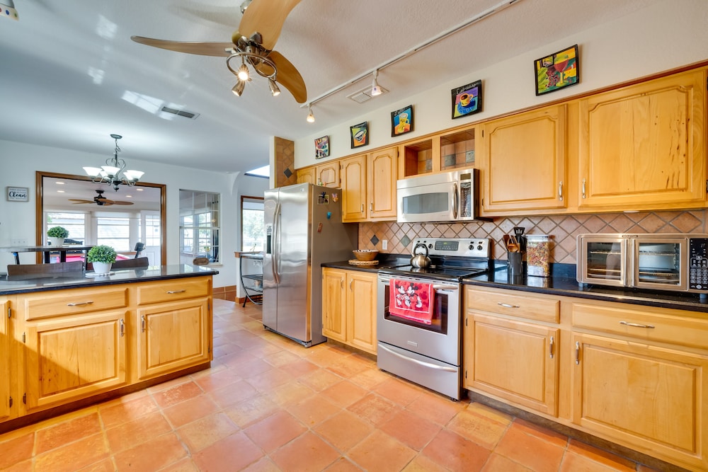 1-acre Backyard & Gym: Spacious Apopka Escape!