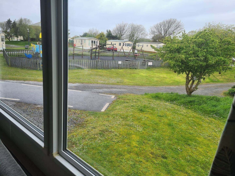 2 Bed Lodge - Sleeps 5 - Parking - Pets - Wifi