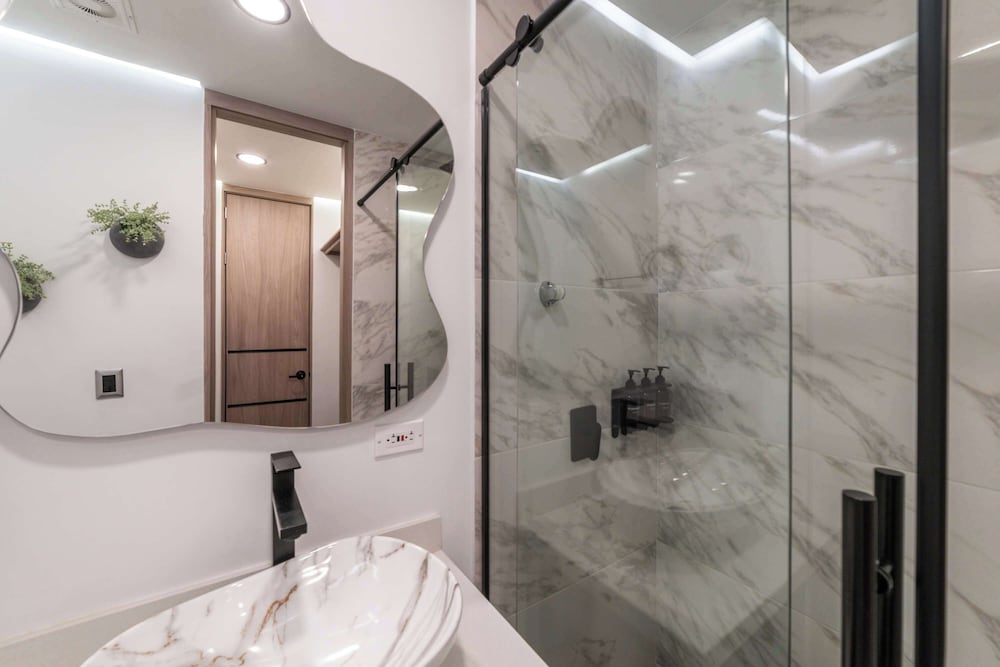 w Elegant 3BR w Outdoor Balcony