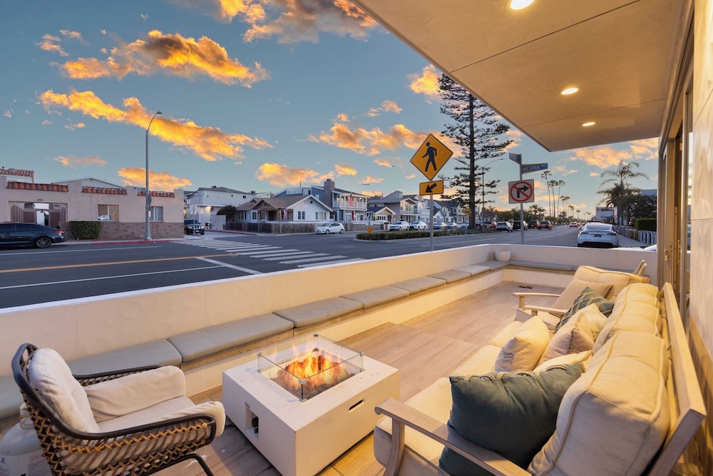 200 East Balboa Oceanview Rooftop Steps to Sand, Pier, Boardwalk & Dining