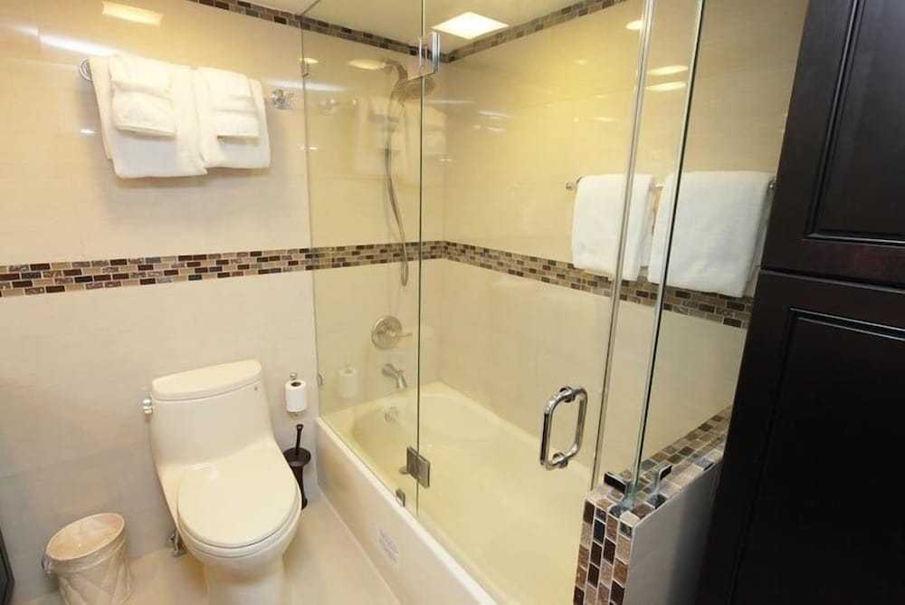 Alexander 819 2 Bedroom Apts