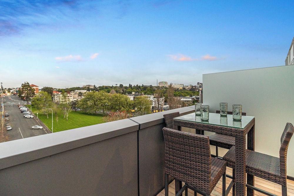 Modern 2BR Penthouse for Families by Zodiak Stays