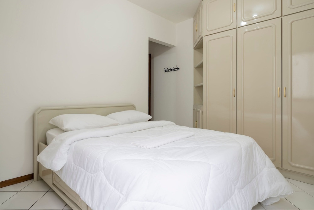 Apartment w Balcony 250m From Praia Central Erj101