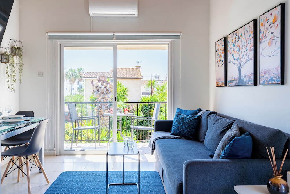 Lazuli 1-BR W Pool & Balcony in Larnaca