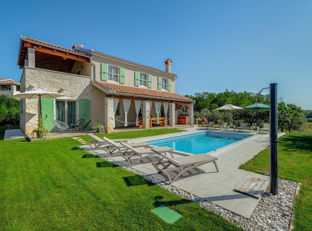 Villa in Srebrnici With Pool Near Marea Beach