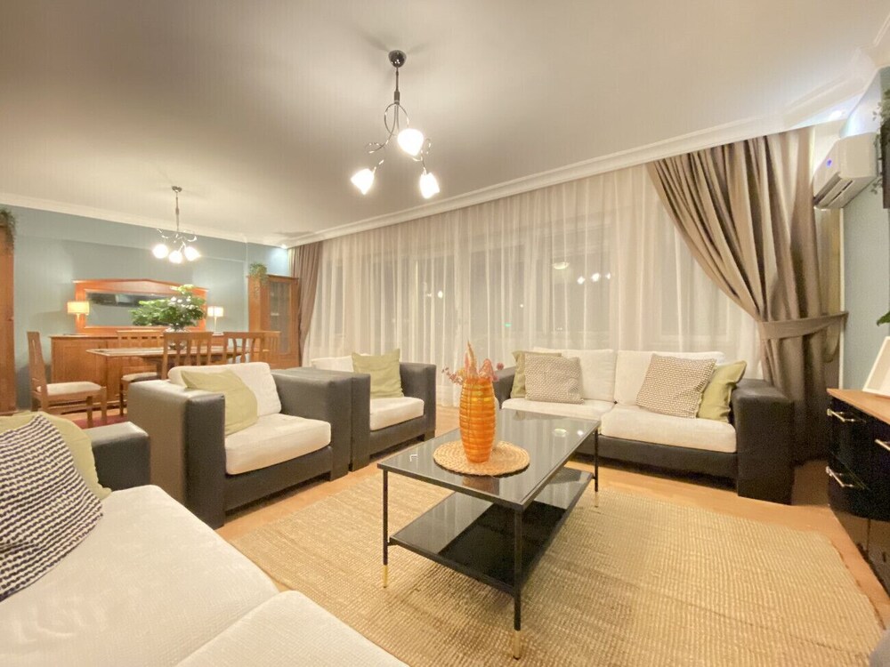 Missafir Sleek Flat in Nisantasi With Terrace