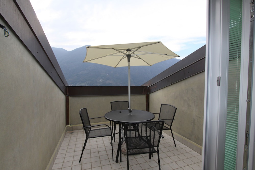 Attic with Pool en Nesso — balance & terrace