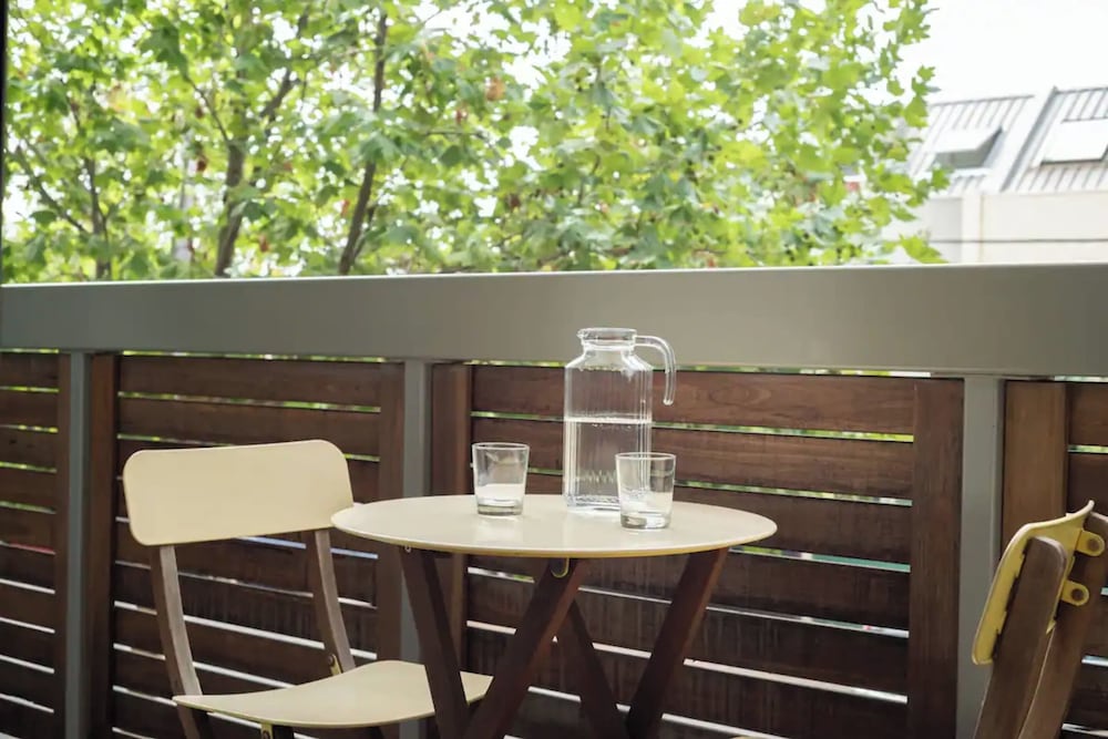 Charming 1BR in Fitzroy w/ Parking, Pool, + Gym!