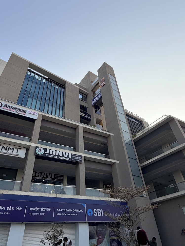 Hotel The Avanta - Gandhinagar