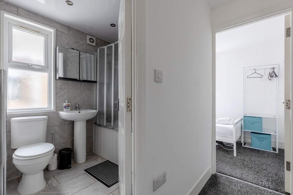 Spacious & Newly Renovated 4BD House East Ham!