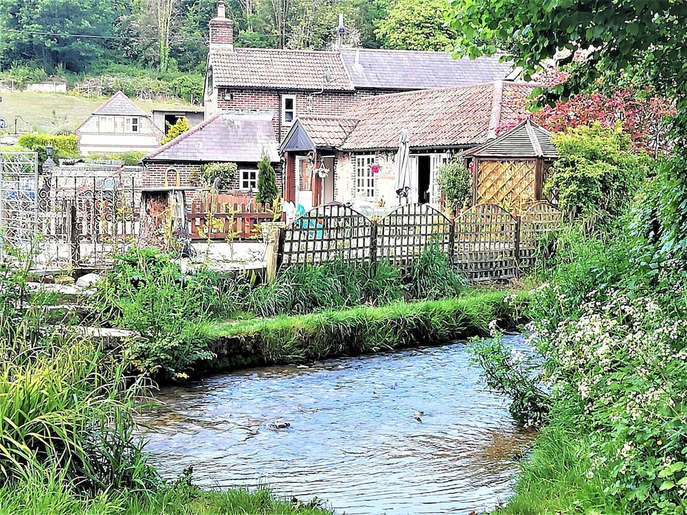 Escape the Ordinary - Dorset Village Vacation