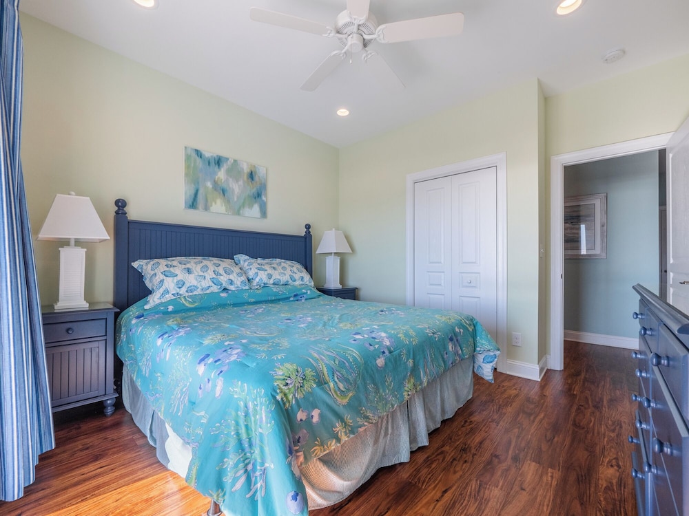 Sandy Feet by Topsail Realty