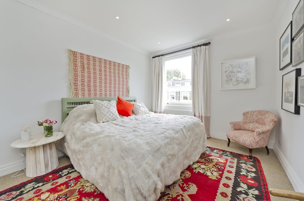 Gorgeous Stylish Interior Designed 5 Bed Home in Holland Park - Superb Location