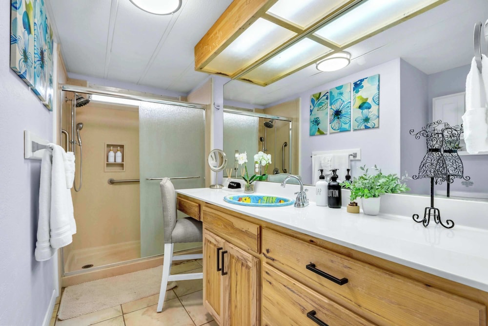 Amazing Lakefront Escape - A Stunner For Sleeps 14