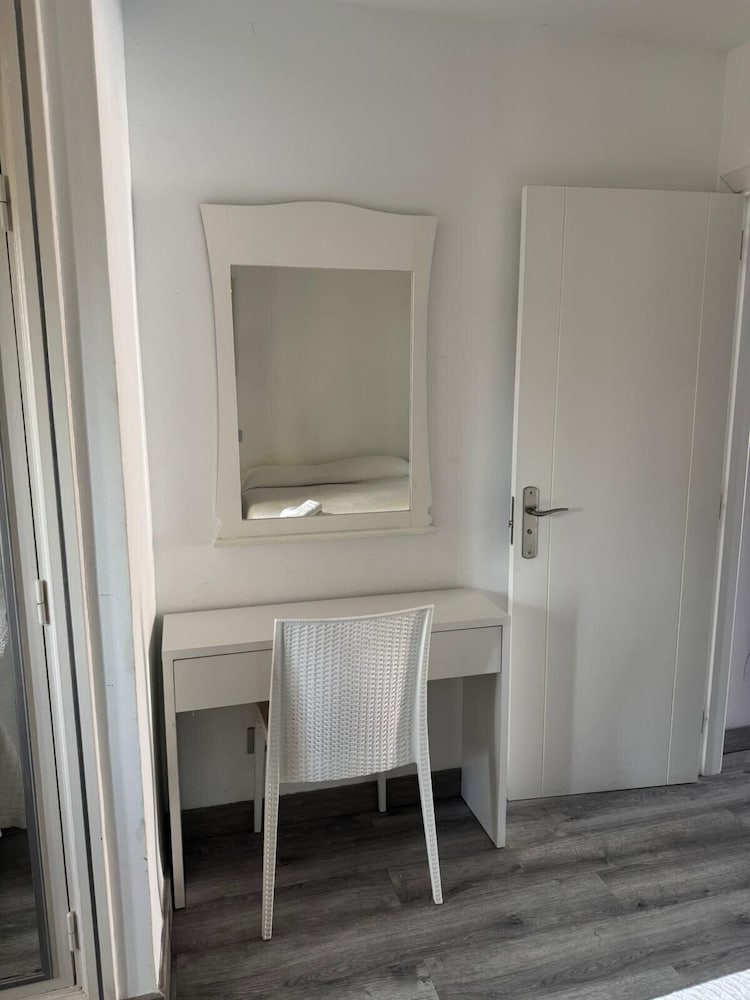 Las Americas 1-bed Apt, Sleeps 5, Pool, Parking