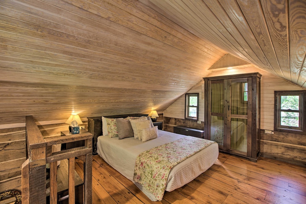 Romantic Log Cabin Escape on Delfosse Winery! view 4