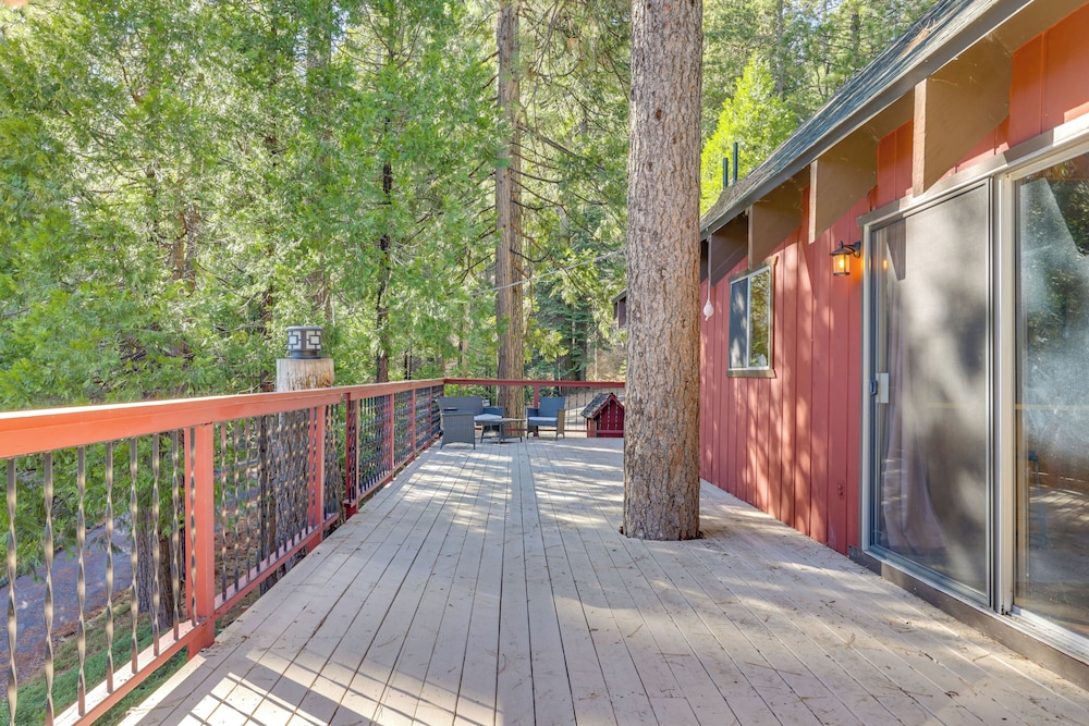 13 Mi to Skiing: Long Barn Family Cabin
