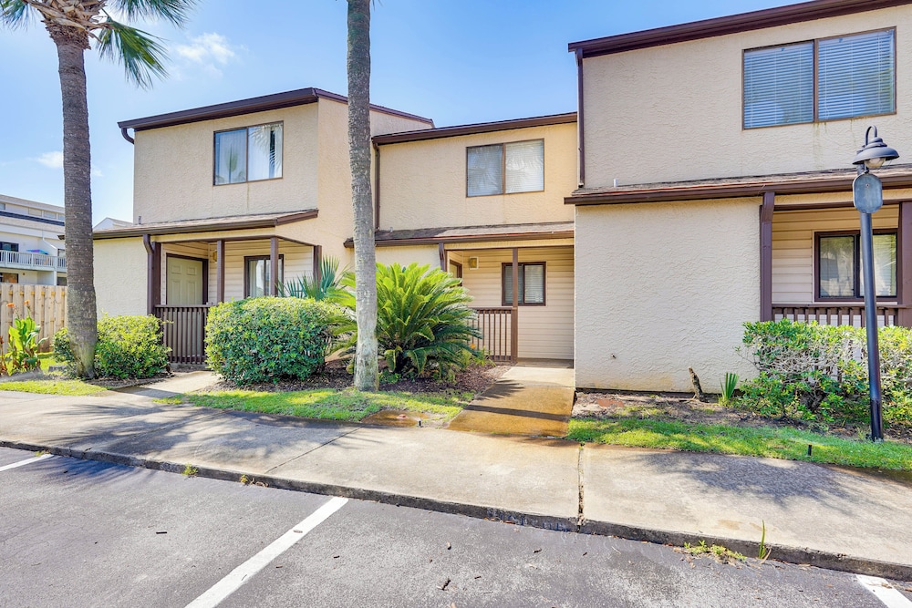 Breezy PCB Retreat w/ Balcony - Walk to Beach!