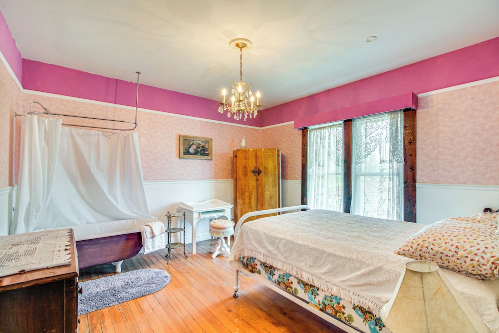 < 1 Mi to Downtown Abq: Historic Manor w/ Patio!