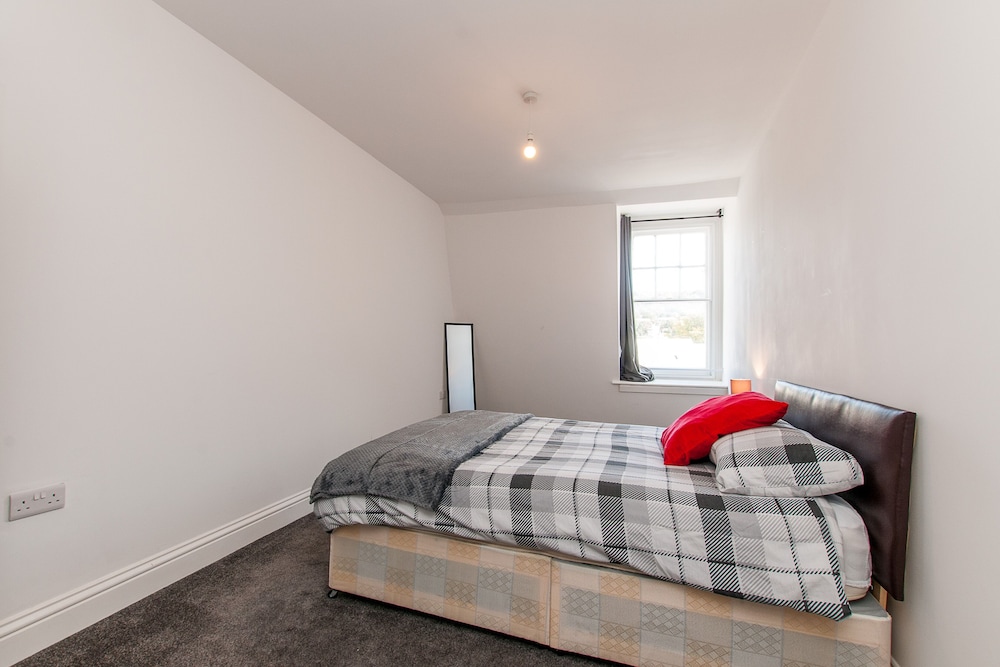 2 Bed Flat in Pedestrianized High Street view 5