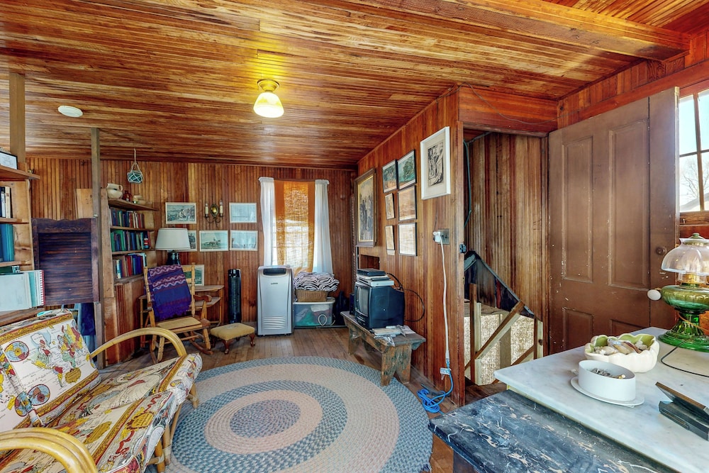 6BR Lakefront Estate w/ Private Piers & Patios