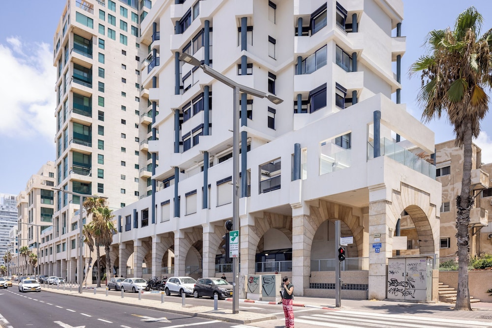Chic 3BR Apt on the Beach by Sea N' Rent