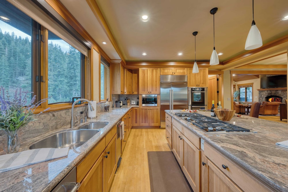 Cedars at Palisades by Avantstay Hot Tub, Resort Access, and Mountain Views