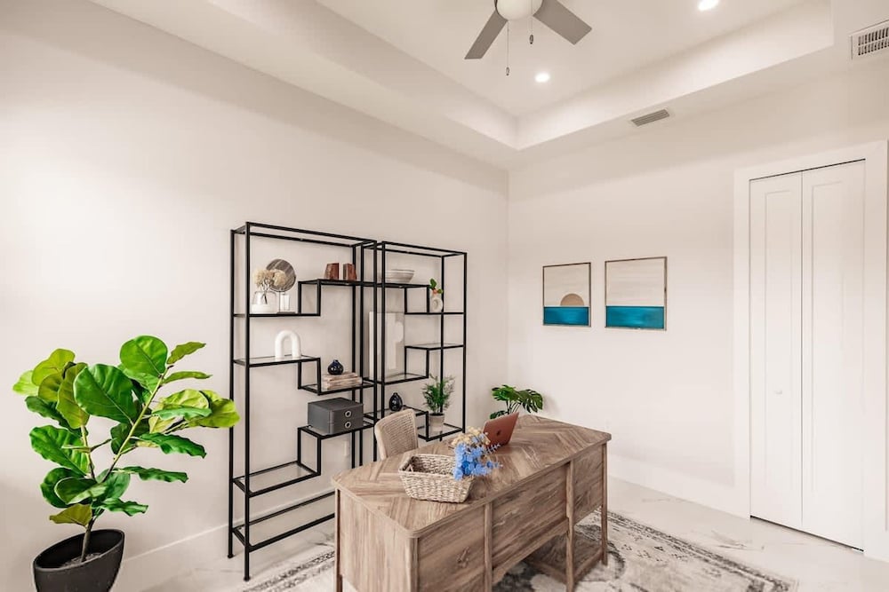 Luxurious Naples 4BR w Pool by Vanderbilt Beach