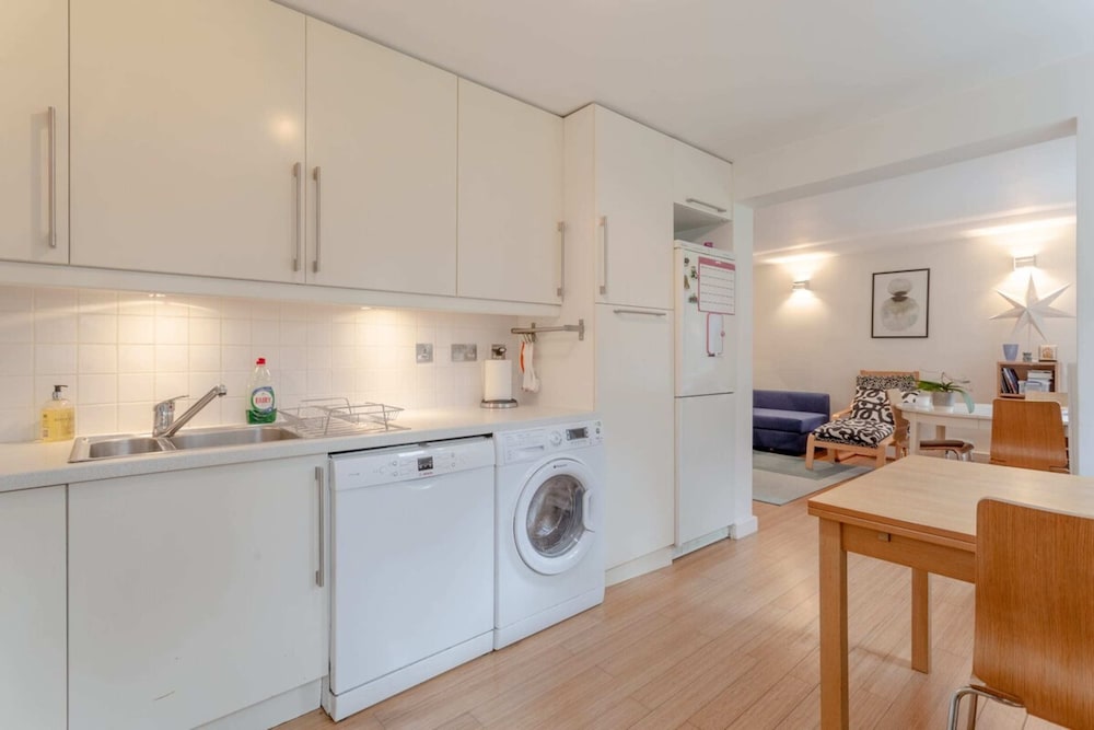 Well Located 2 Bedroom 1 Bath in Elephant & Castle